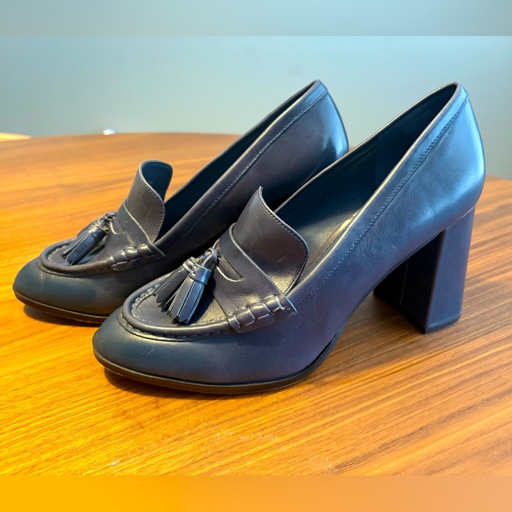 Vince Camuto Women's Deluxe Blue Chelivia Tailored Leather Heeled Loafer